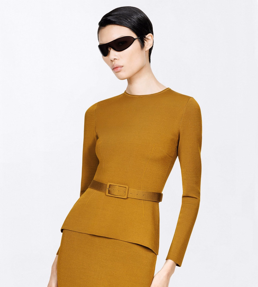 LONG SLEEVE FITTED CREWNECK WITH SHAPING DETAILS AND SELF BELT