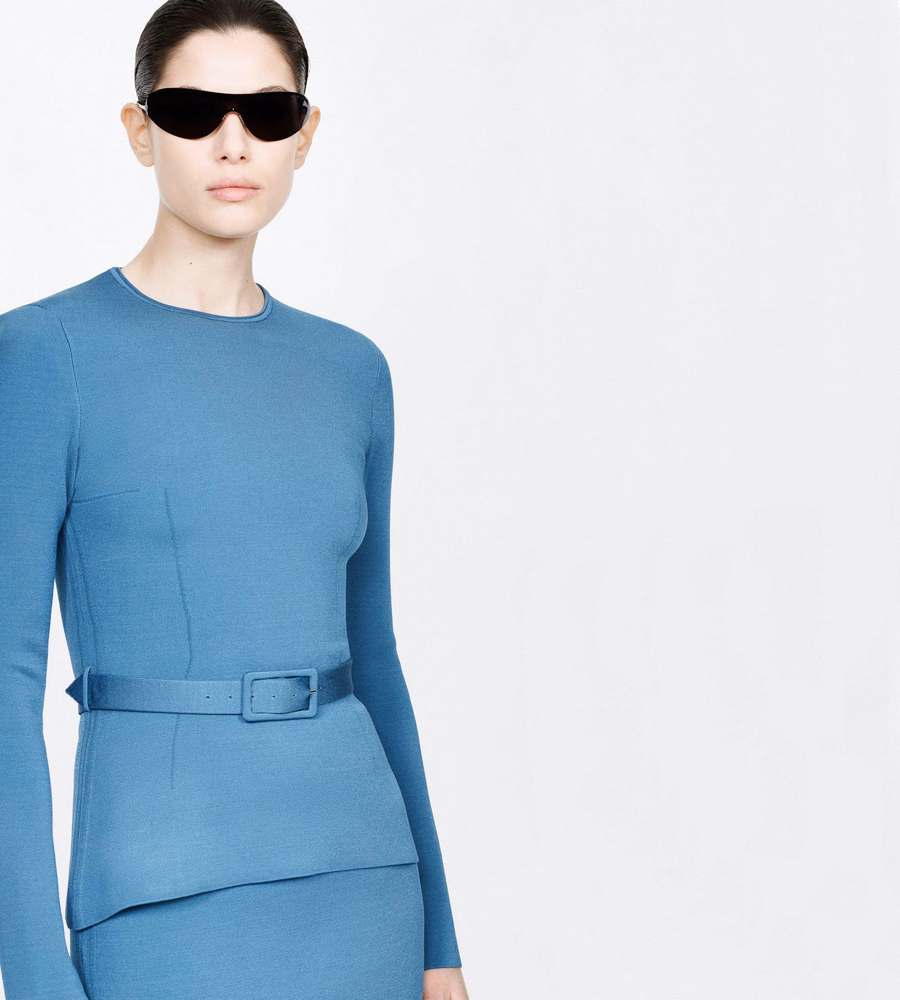 LONG SLEEVE FITTED CREWNECK WITH SHAPING DETAILS AND SELF BELT